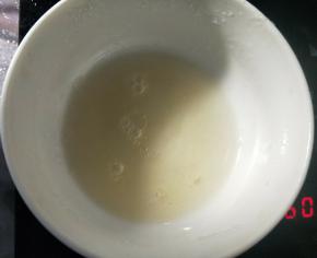 隔水加热至融化备用。