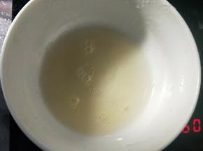 隔水加热至融化备用。