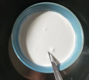 椰浆隔热水加热后，加入融化的吉利丁片混合均匀。