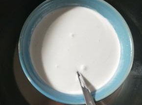 椰浆隔热水加热后，加入融化的吉利丁片混合均匀。