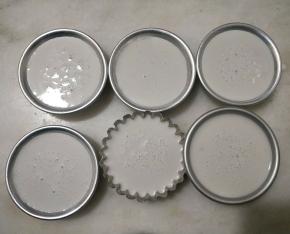 将椰浆装满模具。放入冰箱冷藏至凝固即可。