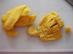 芒果干切成小丁。