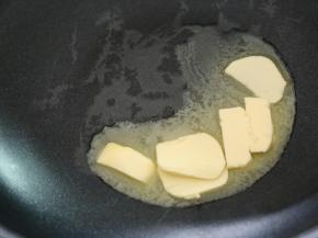 黄油倒入不粘锅，小火加热到其融化成液体。