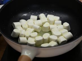 加入棉花糖，先大致翻拌一下，让每一颗棉花糖表面都沾满黄油。