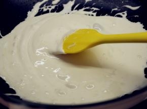 接着用刮刀不断翻拌，防止棉花糖炒焦了，记得，一定要小火哦。将黄油和棉花糖完全混匀之后，可以再继续翻炒一分钟，这样子得到的牛轧糖更有劲道。