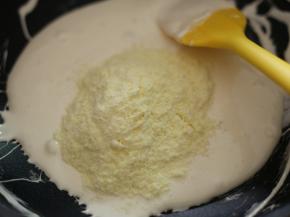 分两次加入奶粉，将它们拌匀。