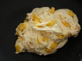 用刮刀快速地将它们大致混匀。