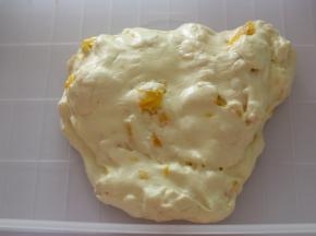 之后把牛轧糖移牛轧糖盘中。稍微地等牛轧糖不烫手的时候，戴上手套，随意地将它们折叠几次。