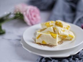 室温冷却之后，开始切糖。先切成长条。再切成小块。用刀来回锯，切面会更工整。最后将牛轧糖装袋，密封即可。