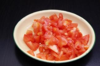 番茄洗净，去皮，切粒；要去皮哦，不仅口感好，也容易煮软熬稠。