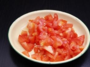 番茄洗净，去皮，切粒；要去皮哦，不仅口感好，也容易煮软熬稠。