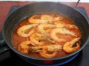 加入煎炸好的青虾入锅；