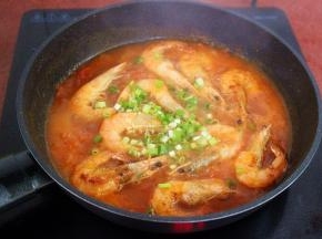 生粉勾芡加入锅中，再次煮沸，放盐、香葱、拌均起锅。