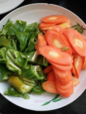 胡萝卜青椒都切片