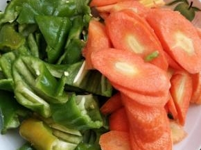胡萝卜青椒都切片