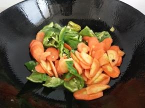 加入胡萝卜青椒翻炒