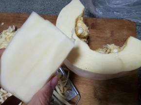 这就是大瓜，皮是白色的，肉是淡黄色，去皮去瓤。同时把木耳用水泡上