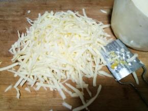 用擦丝器擦成丝，或者自己切成丝