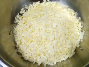 再剁碎，放入2勺盐拌匀，为的杀出水分