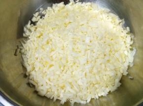 再剁碎，放入2勺盐拌匀，为的杀出水分