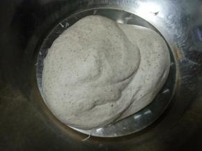 面粉和水的比例大概是2:1，具体也要看自己面粉的吸水程度，和成光滑的面团放在一边盖起来备用