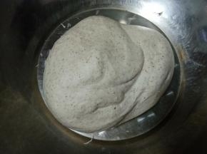 面粉和水的比例大概是2:1，具体也要看自己面粉的吸水程度，和成光滑的面团放在一边盖起来备用