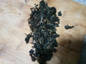 泡好的木耳切碎