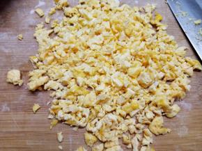 炒两个鸡蛋切碎