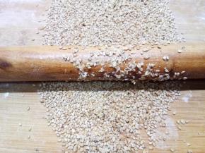 芝麻用擀面杖压碎