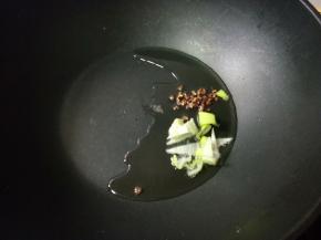 坐锅放入比平时炒菜多的油，就是你平时和馅用多少油就放多少油，放入一小把花椒和几块葱段，油烧的热热的