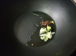 坐锅放入比平时炒菜多的油，就是你平时和馅用多少油就放多少油，放入一小把花椒和几块葱段，油烧的热热的