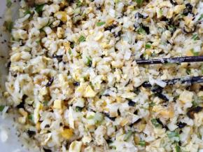 把木耳、鸡蛋、葱碎和芝麻跟瓜馅放在一起，步骤10里面烧的热热的油浇在馅上，把花椒和葱段挑出来，再放2勺盐和适量芝麻油调匀就可以了