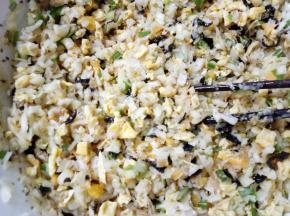 把木耳、鸡蛋、葱碎和芝麻跟瓜馅放在一起，步骤10里面烧的热热的油浇在馅上，把花椒和葱段挑出来，再放2勺盐和适量芝麻油调匀就可以了