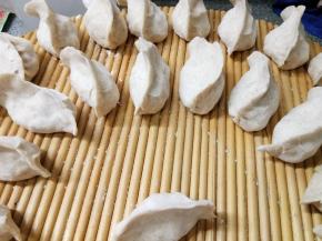 大瓜馅的饺子我习惯用挤的方法来包，这样大肚饺子好吃