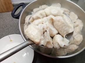 饺子全部浮起，肚子膨胀有弹性，再煮一会就熟了，捞出来