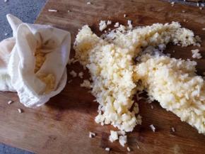 前面用盐杀水的瓜碎把水分挤出去，可以装在棉布袋子里挤，也可以用手挤成团子。