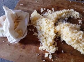 前面用盐杀水的瓜碎把水分挤出去，可以装在棉布袋子里挤，也可以用手挤成团子。