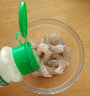 虾仁加入适量盐、料酒、姜片和胡椒粉，抓匀腌15分钟。