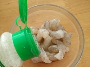虾仁加入适量盐、料酒、姜片和胡椒粉，抓匀腌15分钟。