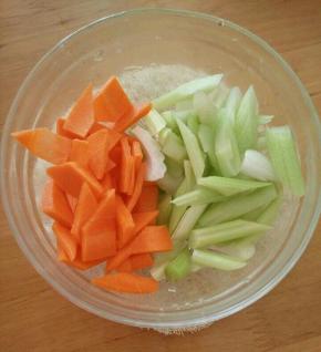 胡萝卜和西芹切成片。