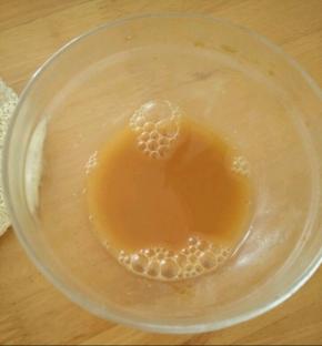 取个小碗加入适量耗油、白糖和水，化开。