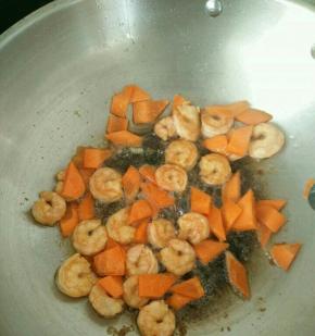 加入胡萝卜煸炒片刻。