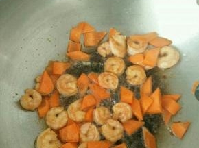 加入胡萝卜煸炒片刻。