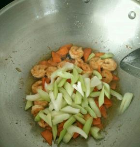 加入西芹煸炒十几秒。