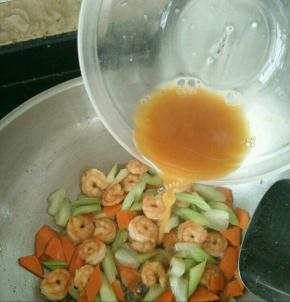 倒入刚才调好的汁。