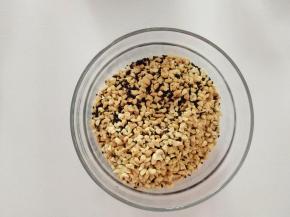 这款牛轧糖要注意的是，先把花生炒热，会更香，也更容易混匀。