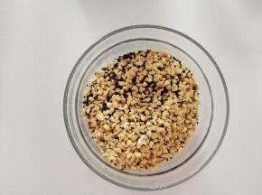 这款牛轧糖要注意的是，先把花生炒热，会更香，也更容易混匀。