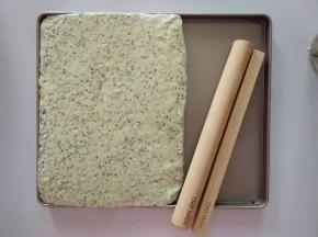 做法很简单，不沾平底锅小火加热，倒入花生碎和黑芝麻，炒到出香味，倒出来，放在一旁备用。之后一样的操作方式。