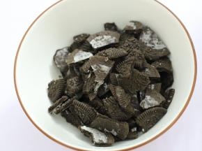 奥利奥饼干最好买带夹心的，自己用小刀把夹心去掉之后掰成小块。买来的奥利奥饼干碎太碎了，做出来的牛轧糖口感不好。掰到大概图片中的大小。