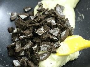 一样融化黄油，加入棉花糖混匀，加入奶粉，之后倒入奥利奥饼干碎。